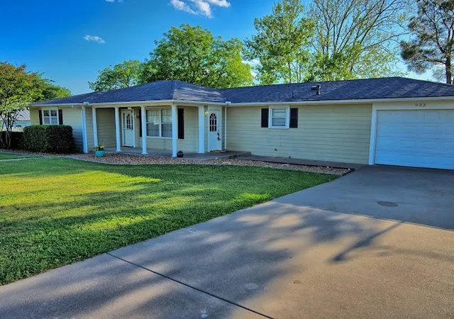 Homes for sale in Muenster, TX | 933 N Main St, Muenster, TX 76252 | MLS# 21251217