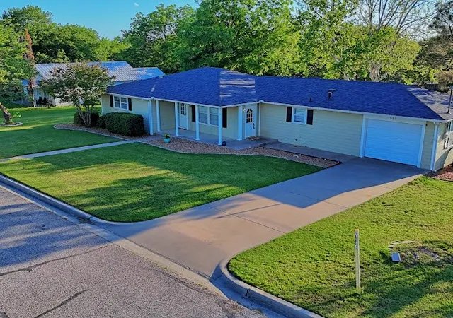 Homes for sale in Muenster, TX | 933 N Main St, Muenster, TX 76252 | MLS# 21251217