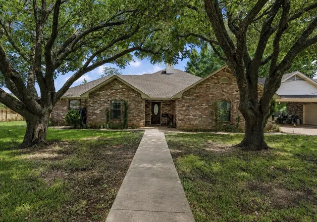 Homes for sale in Robinson, TX | 1692 W Tate St, Robinson, TX 76706 | MLS# 21247945