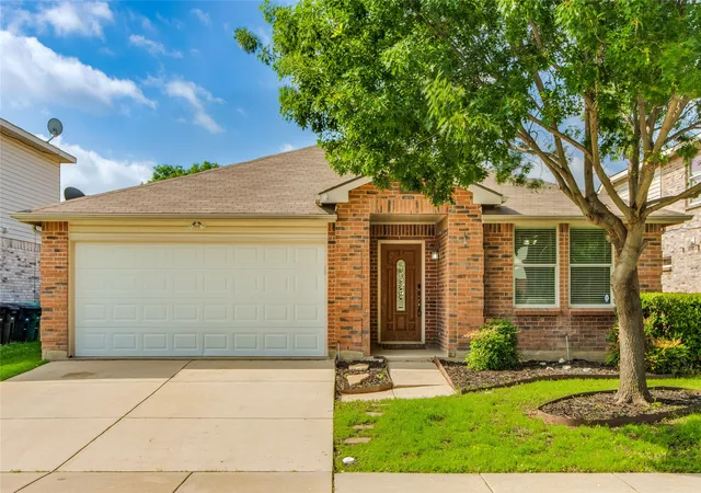 Homes for sale in Fort Worth, TX | 1720 Rialto Wy, Fort Worth, TX 76247 | MLS# 21217044