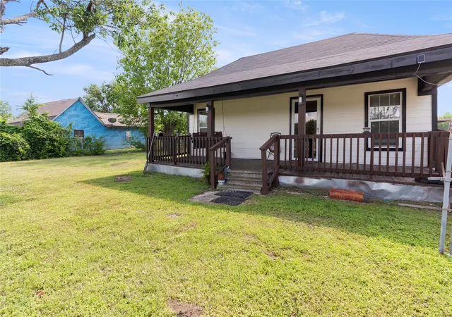 Photo 2 of Single family home for sale at 300 S Wall St, Itasca, TX 76055 | MLS# 21251622 | Listing updated on 2026-08-17