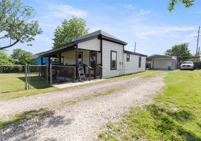 Photo 3 of Single family home for sale at 300 S Wall St, Itasca, TX 76055 | MLS# 21251622 | Listing updated on 2026-08-17