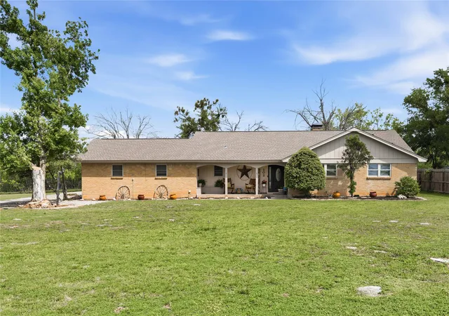 Photo 2 of Single family home for sale at 102 Lori Ln, Brownwood, TX 76801 | MLS# 21251720 | Listing updated on 2026-09-17