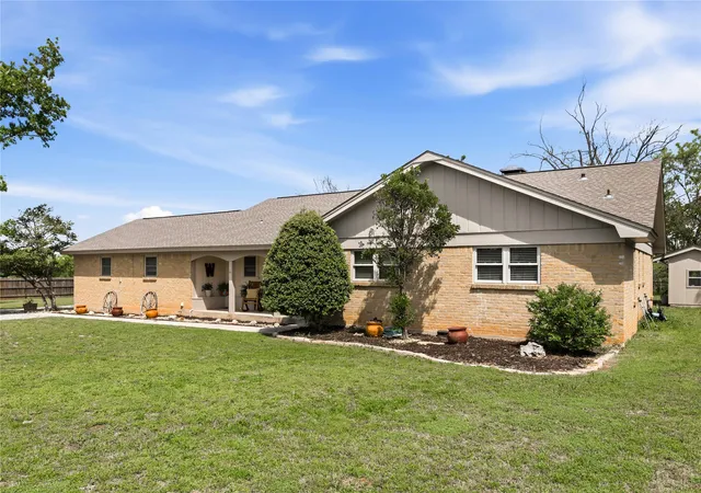 Photo 3 of Single family home for sale at 102 Lori Ln, Brownwood, TX 76801 | MLS# 21251720 | Listing updated on 2026-09-17