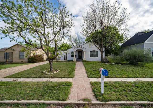 Homes for sale in Ballinger, TX | 1004 N 7Th St, Ballinger, TX 76821 | MLS# 21249595