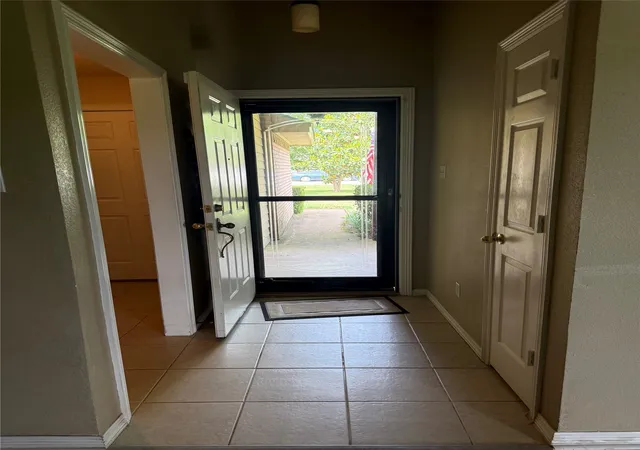 Photo 4 of Sale Pending at 202 Castleridge Dr, Red Oak, TX 75154 | MLS# 21248803 | Listing updated on 2026-09-28