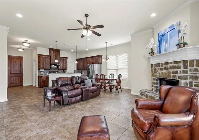 3rd image of 210 Donna Cir, Granbury, TX 76049 | MLS# 21245297