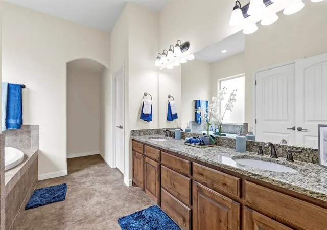4th image of 210 Donna Cir, Granbury, TX 76049 | MLS# 21245297