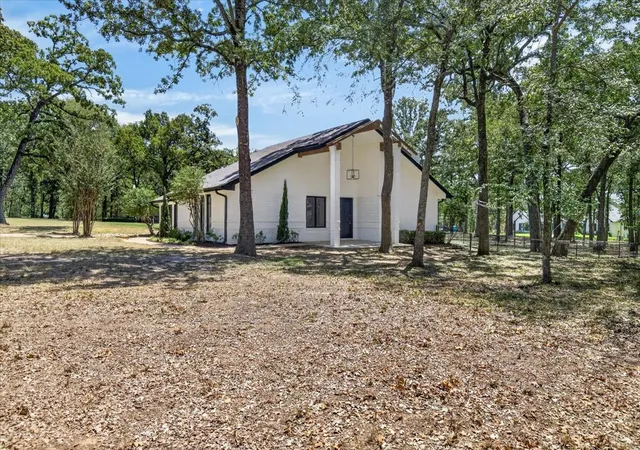 Photo 2 of Single family home for sale at 172 Colonial Dr, Mabank, TX 75156 | MLS# 21252677 | Listing updated on 2026-10-06