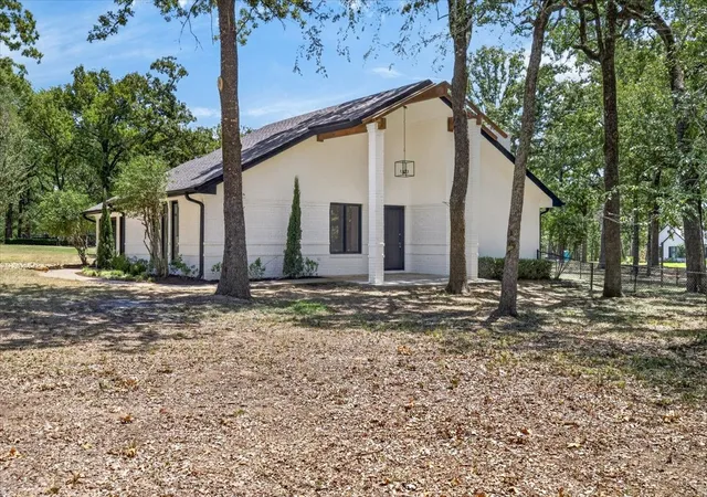 Photo 3 of Single family home for sale at 172 Colonial Dr, Mabank, TX 75156 | MLS# 21252677 | Listing updated on 2026-10-06