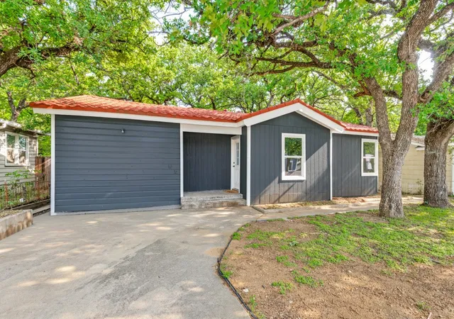 Photo 3 of Sale Pending at 3825 Childress St, Fort Worth, TX 76119 | MLS# 21249392 | Listing updated on 2026-07-20