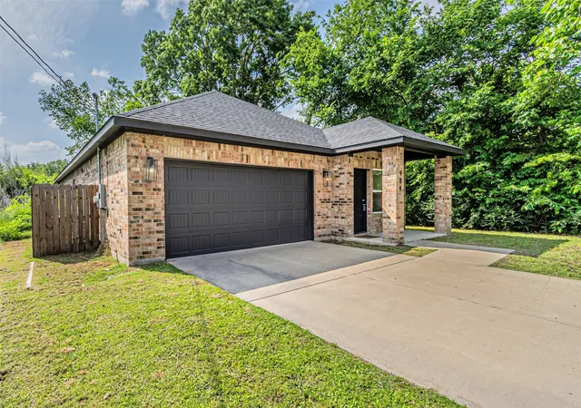 Photo 2 of Single family home for sale at 904 S Catherine St, Terrell, TX 75160 | MLS# 21252674 | Listing updated on 2026-07-14