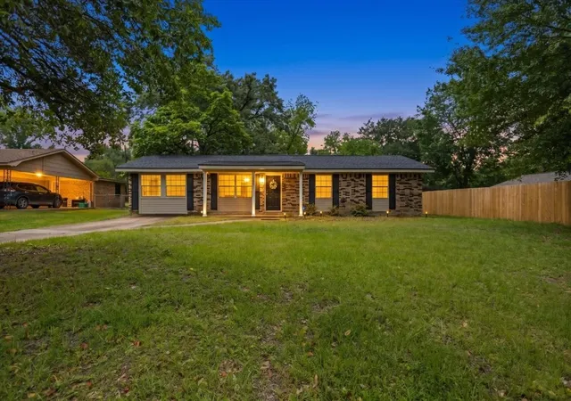3rd image of 407 York St, Lindale, TX 75771 | MLS# 21252804