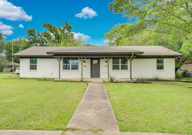 Photo 1 of Single family home for sale at 1104 Williamsburg Dr, Ennis, TX 75119 | MLS# 21250973 | Listing updated on 2026-09-24