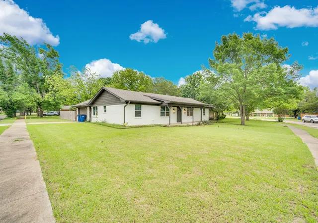 Photo 2 of Single family home for sale at 1104 Williamsburg Dr, Ennis, TX 75119 | MLS# 21250973 | Listing updated on 2026-09-24