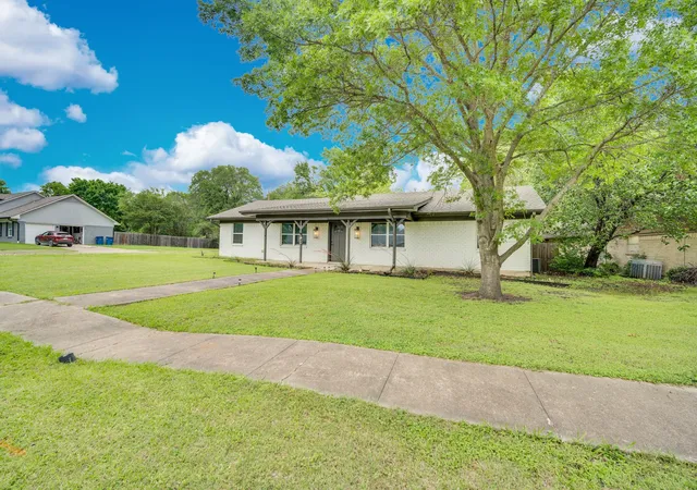 Photo 3 of Single family home for sale at 1104 Williamsburg Dr, Ennis, TX 75119 | MLS# 21250973 | Listing updated on 2026-09-24