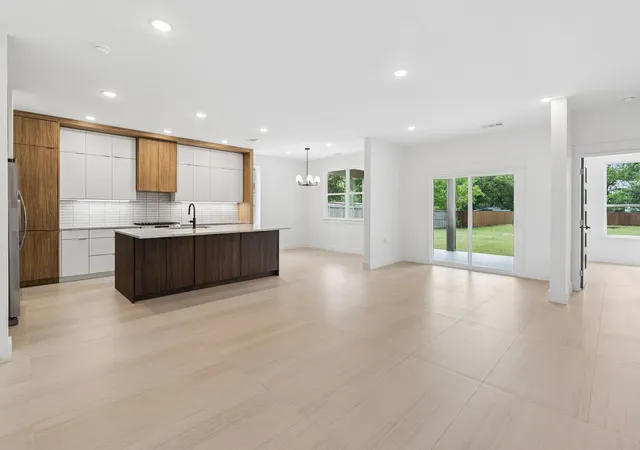 Photo 3 of Single family home for sale at 416 S Elm St, Sherman, TX 75090 | MLS# 21246284 | Listing updated on 2026-08-19