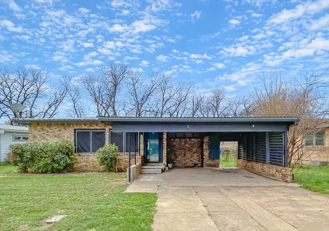 Homes for sale in Winters, TX | 211 Paloma St, Winters, TX 79567 | MLS# 21252890