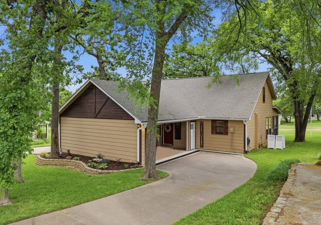 Homes for sale in Lake Kiowa, TX | 413 Cocopa Dr, Lake Kiowa, TX 76240 | MLS# 21252295