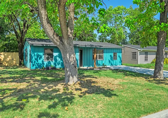 2nd image of 902 Skylark Dr, Arlington, TX 76010 | MLS# 21252194