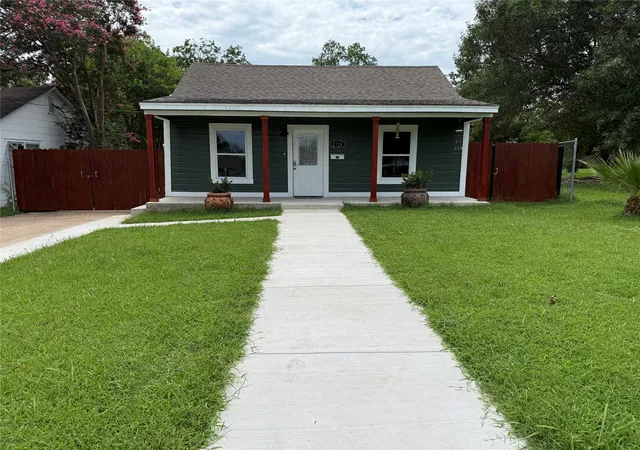 Photo 2 of Single family home for sale at 2724 Gurley Ave, Waco, TX 76711 | MLS# 21251522 | Listing updated on 2026-07-11