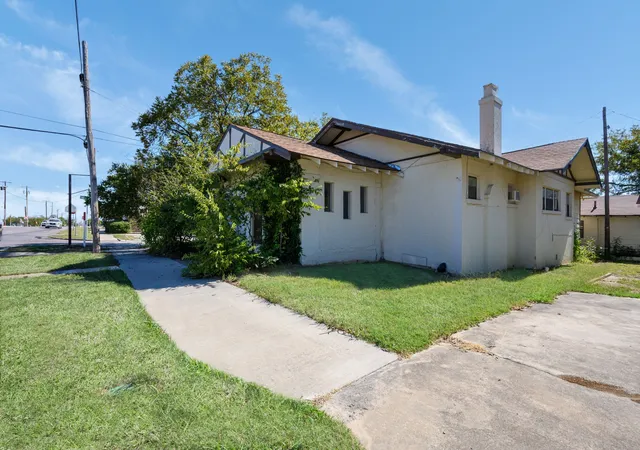 Photo 2 of Single family home for sale at 916 B E Hubbard St, Mineral Wells, TX 76067 | MLS# 21253216 | Listing updated on 2026-08-18