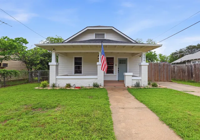 Homes for sale in Cleburne, TX | 206 S Pendell Ave, Cleburne, TX 76033 | MLS# 21252024