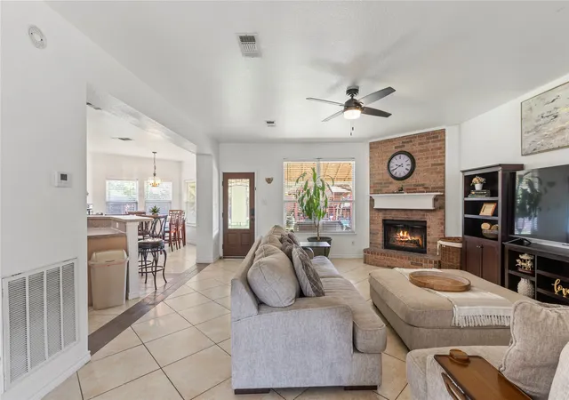 4th image of 2312 Green Mere Dr, Arlington, TX 76001 | MLS# 21239724