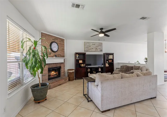 5th image of 2312 Green Mere Dr, Arlington, TX 76001 | MLS# 21239724