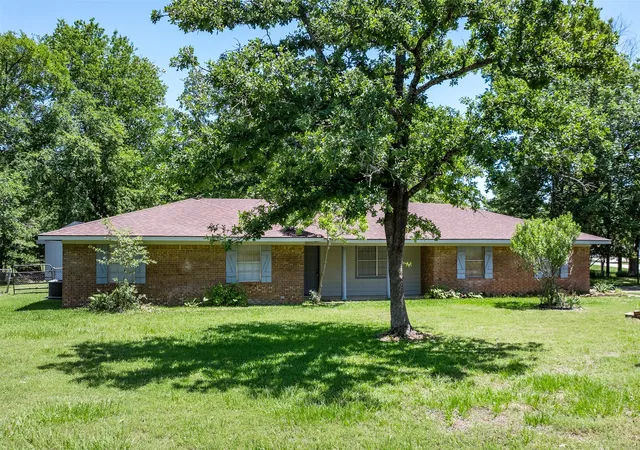 Homes for sale in Malakoff, TX | 1 Oakridge Cir, Malakoff, TX 75148 | MLS# 21246690