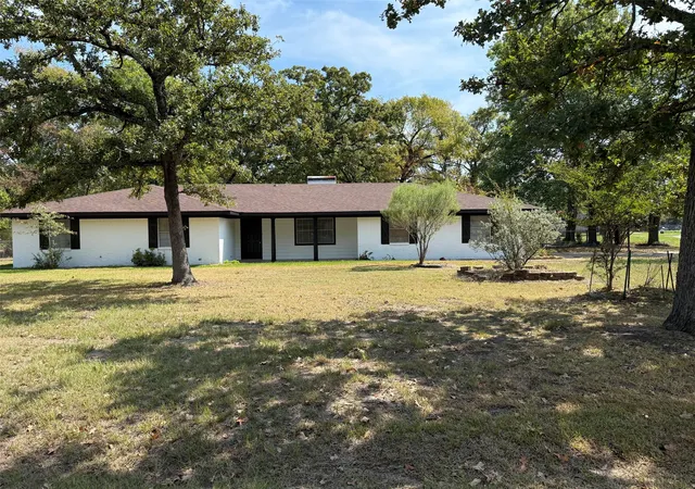 Photo 1 of Single family home for sale at 1 Oakridge Cir, Malakoff, TX | MLS# 21246690 | Listing updated on 2026-09-27