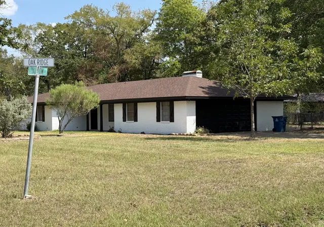 Photo 2 of Single family home for sale at 1 Oakridge Cir, Malakoff, TX | MLS# 21246690 | Listing updated on 2026-09-27