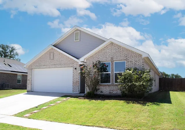Photo 2 of Sale Pending at 920 Avagail Ave, Springtown, TX 76082 | MLS# 21252669 | Listing updated on 2026-08-29