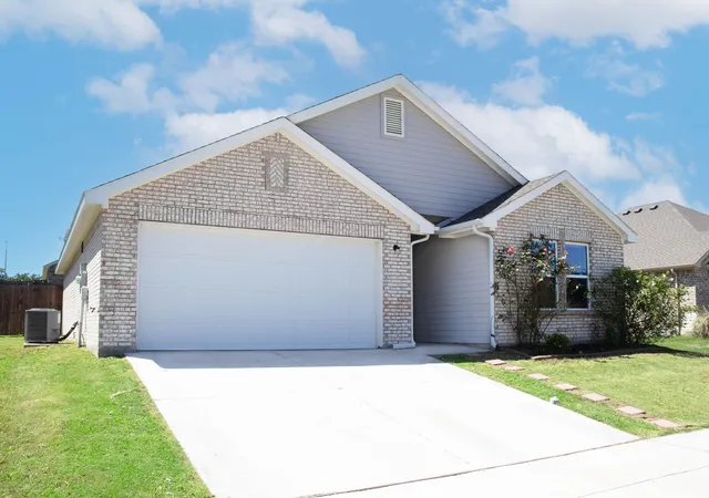 Photo 3 of Sale Pending at 920 Avagail Ave, Springtown, TX 76082 | MLS# 21252669 | Listing updated on 2026-08-29