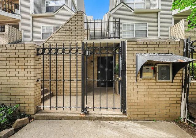 Photo 2 of Condo for sale at 1010 Allen St #214, Dallas, TX 75204 | MLS# 21252483 | Listing updated on 2026-09-30