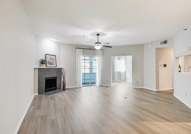 Listing Photo 4 - Condo for sale in building located at 1010 Allen St, Dallas, TX 75204 - Unit #214