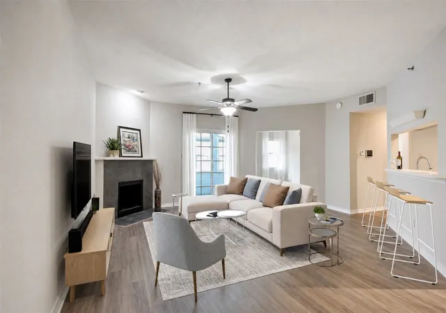Listing Photo 5 - Condo for sale in building located at 1010 Allen St, Dallas, TX 75204 - Unit #214