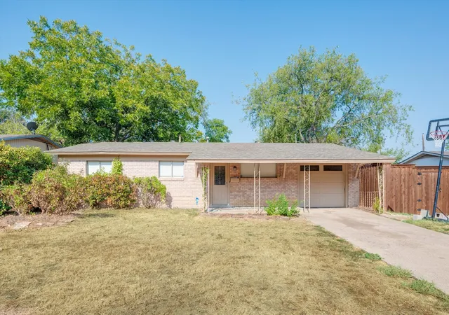 Photo 1 of Single family home for sale at 1902 Alan A Dale Rd, Arlington, TX 76013 | MLS# 21253742 | Listing updated on 2026-09-01