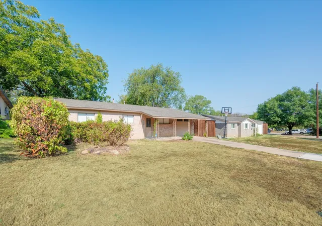 Photo 2 of Single family home for sale at 1902 Alan A Dale Rd, Arlington, TX 76013 | MLS# 21253742 | Listing updated on 2026-09-01