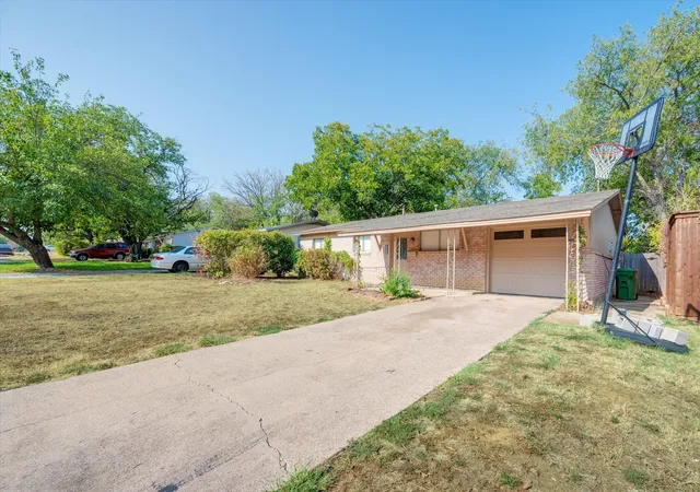 Photo 3 of Single family home for sale at 1902 Alan A Dale Rd, Arlington, TX 76013 | MLS# 21253742 | Listing updated on 2026-09-01