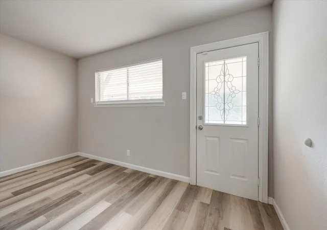 Photo 3 of Single family home for sale at 1902 Alan A Dale Rd, Arlington, TX 76013 | MLS# 21253742 | Listing updated on 2026-09-01