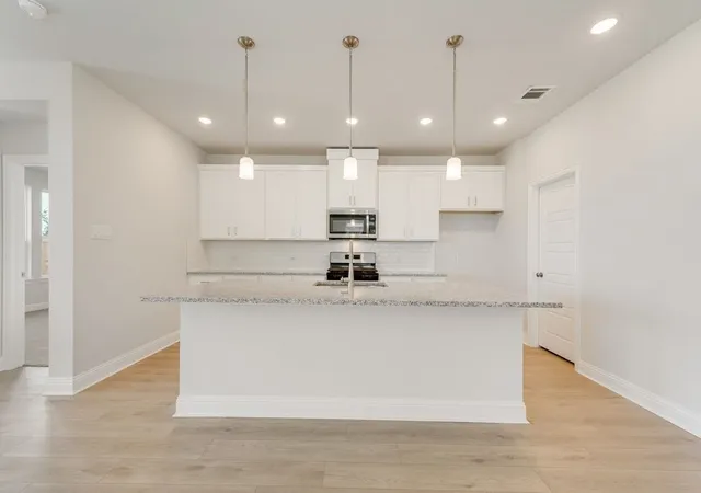 Photo 4 of Single family home for sale at 1128 Redcoat Dr, Forney, TX 75126 | MLS# 21253884 | Listing updated on 2026-09-30