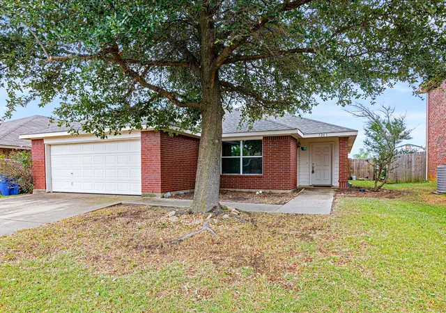 Photo 2 of Single family home for sale at 1201 Vicksburg Dr, Ennis, TX 75119 | MLS# 21252466 | Listing updated on 2026-08-24
