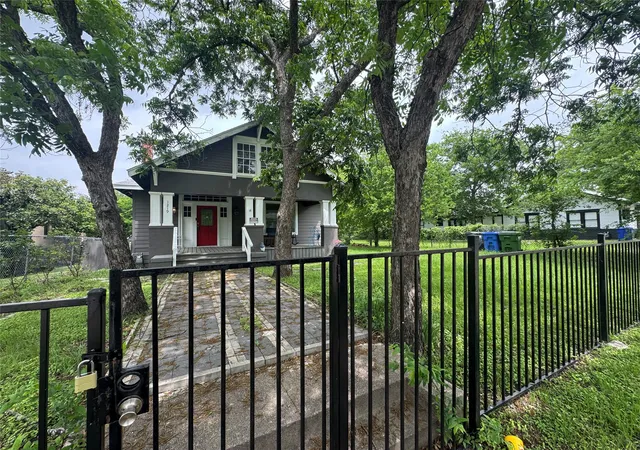 Photo 2 of Sale Pending at 1219 N 16th St, Waco, TX 76707 | MLS# 21253620 | Listing updated on 2026-07-28