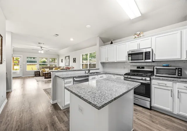 Photo 3 of Single family home for sale at 906 Horizon Ridge Cir, Little Elm, TX 75068 | MLS# 21245216 | Listing updated on 2026-07-08
