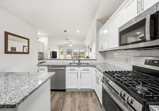Photo 4 of Single family home for sale at 906 Horizon Ridge Cir, Little Elm, TX 75068 | MLS# 21245216 | Listing updated on 2026-07-08