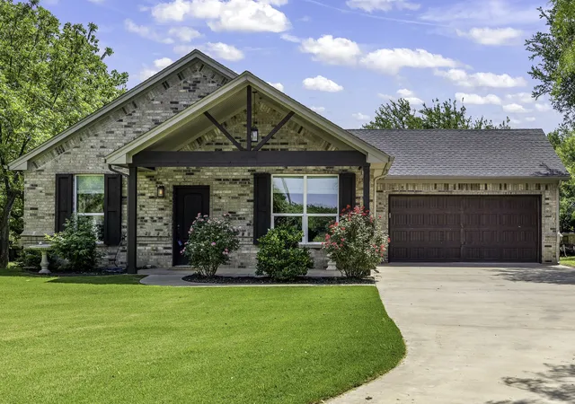 Homes for sale in Granbury, TX | 2513 Christine Dr, Granbury, TX 76048 | MLS# 21253986
