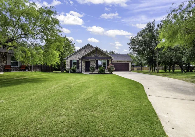 Homes for sale in Granbury, TX | 2513 Christine Dr, Granbury, TX 76048 | MLS# 21253986