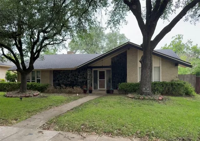 Photo 1 of Sale Pending at 2137 Sea Island Dr, Dallas, TX 75232 | MLS# 21252780 | Listing updated on 2026-09-06