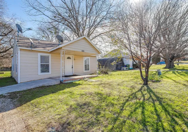 Photo 2 of Single family home for sale at 691 Meadow Park Dr, Fort Worth, TX 76108 | MLS# 21240445 | Listing updated on 2026-07-28